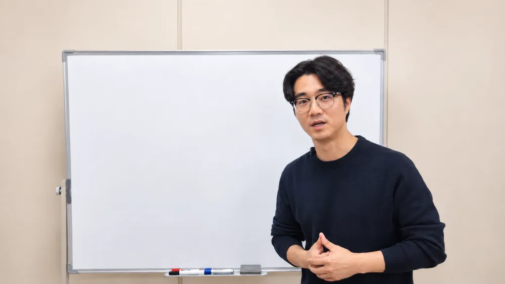 화이트보드 앞에서 강의하는 손호영 판사